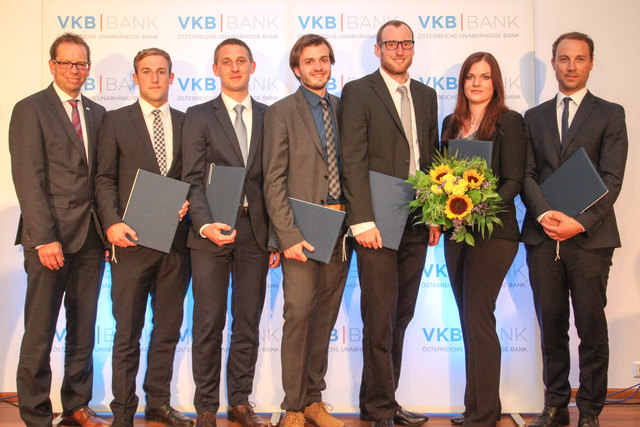 Von links: VKB-Generaldirektor Christoph Wurm mit den Preisträgern Dominik Auer, Patrick Perger, Felix Holzmeister, Alexander Lamplmayr, Verena Wirtl und Dominik Schätzle | Foto: vkb-bank