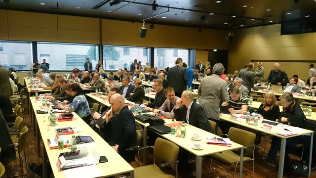 Am Donnerstag, den 28. 05. 2015 fand gemäß § 52 Absatz 1 Arbeiterkammergesetz die 3. Vollversammlung der XV. Funktionsperiode der Kammer für Arbeiter und Angestellte für Oberösterreich, im Kongresssaal der AKfOÖ in Linz, Volksgartenstraße 40, statt.