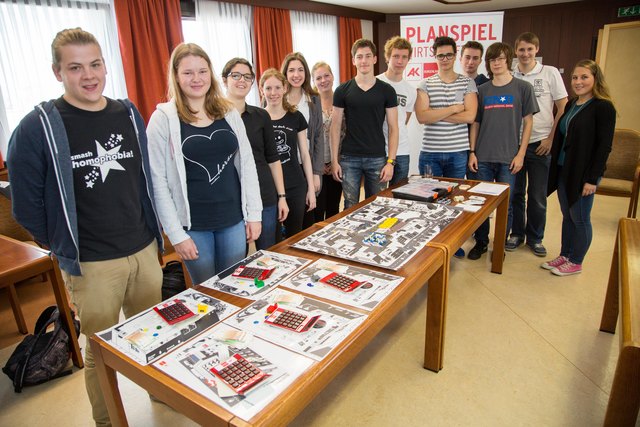 „Planspiel Wirtschaft“ in der Arbeiterkammer in Eisenstadt: SchülerInnen der 7b des Gymnasiums Kurzwiese mit AK-Workshoporganisatorin Stefanie Kern (r.). | Foto: AK