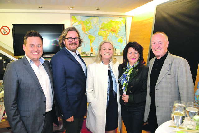 WB-Direktor Mag. (FH) Kurt Egger, Zirbenland-Touristiker Bernd Pfandl, Sabine Dodier, Bezirkshauptfrau Mag. Ulrike Buchacher und Komm.-Rat Hans-Peter Wimmer (v. l.). | Foto: K.K.