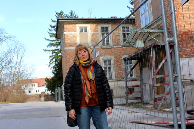 Christine Muchsel kämpft für den Erhalt der Gebäude wie den Pavillon 8. Für diesen prüft die WSE bereits Nachnutzungsvarianten. | Foto: Ulrike Kozeschnik-Schlick