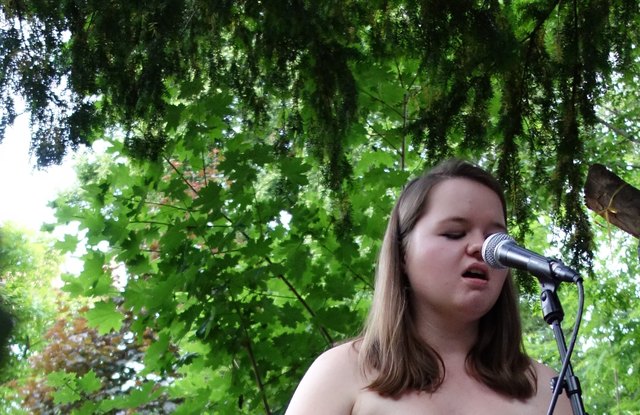 Evi singt Blues. Ihre Stimme überrascht und betört.