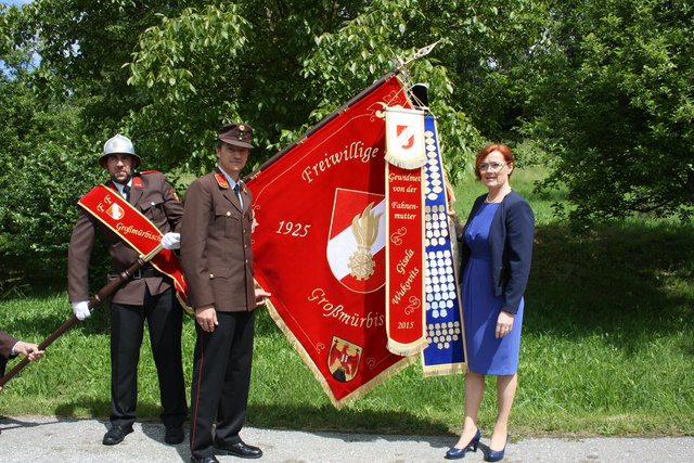 Kommandant Christian Magdics und Fahnenmutter Gisela Wukovits freuen sich über die neue Fahne. | Foto: Bezirkskommando