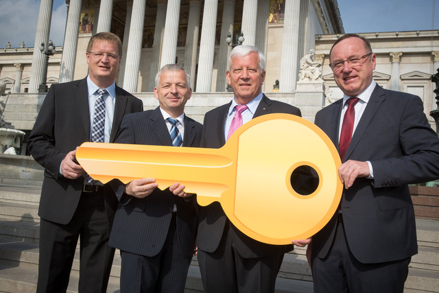 Für einen gerechten Verteilungsschlüssel beim neuen Finanzausgleich: NR Manfred Hofinger, NR Nikolaus Prinz, NR Jakob Auer, NR Johann Singer (Foto: ÖVP-Klub/Glaser) | Foto: ÖVP Klub/Glaser