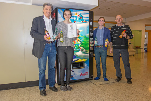 Stark zuckrige Limonaden haben Direktor Peter Pommer, die Schülervertreter Lucia Felkar und Michael Glantschnig sowie Schulwart Franz Strini aus dem Getränkeautomaten verbannt. | Foto: BORG Jennersdorf