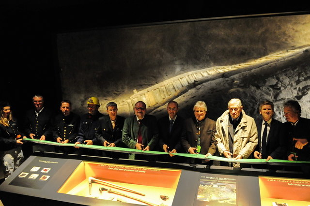 Bildbeschreibung : Prominenz vor der Stiege:
 v.l. Salzwelten-St.Ltg. Kurt Reiter, Salzwelten-Geschäftsführer Kurt Thomanek, NHM-Grabungsleiter Mag. Hans Reschreiter, Scenomedia Dr. Andreas Scheucher, NHM-Dir. Anton Kern, Vorstand Mag. Stefan Maix, LAbg. Anton Hüttmayr, Aufsichtsrat-Vs. Dr. Hannes Androsch, Bundesminister Dr. Josef Ostermayr, Bgm. Alexander Scheutz - Foto Franz Frühauf
