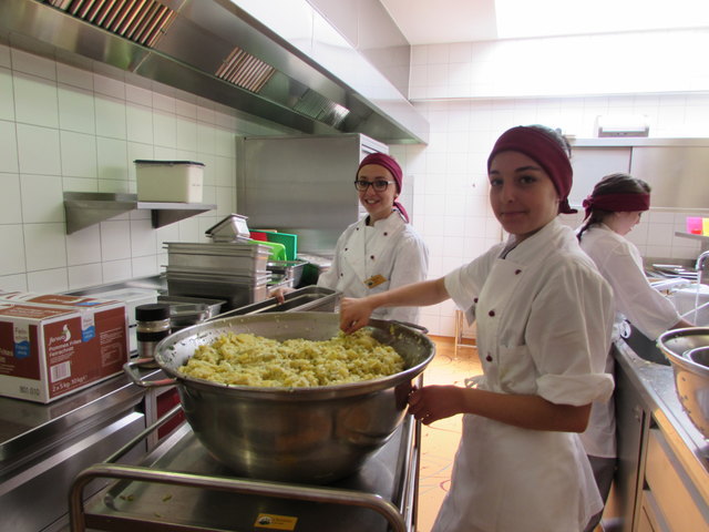 In der Küche wurde fleißig gearbeitet.