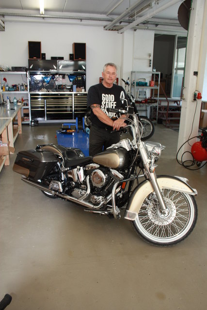 Gerald Gruber mit einer gerade fertiggestellten Harley-Davidson eines Kunden die bereit ist wieder gefahren zu werden