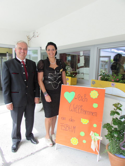 Heißen alle herzlich willkommen: Direktor Heinz Kofler mit Lehrerkollegin Heidi Holzknecht.