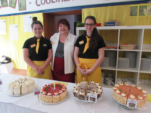 Anna-Lena Winkler und Sophia Schmid mit ihrer Lehrerin Veronika Polter beim reichhaltigen Kuchenbuffet.