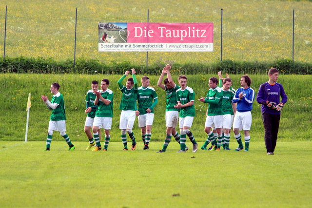 Die Spieler des TUS Ardning feierten in Tauplitz mit ihren mitgereisten Fans einen knappen Sieg.