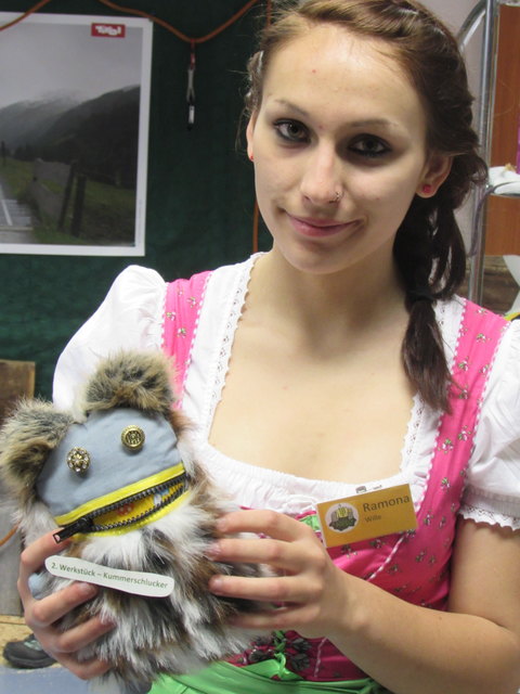 Ramona Wille aus Grins zeigt den selbstgenähten Kummerschlucker.