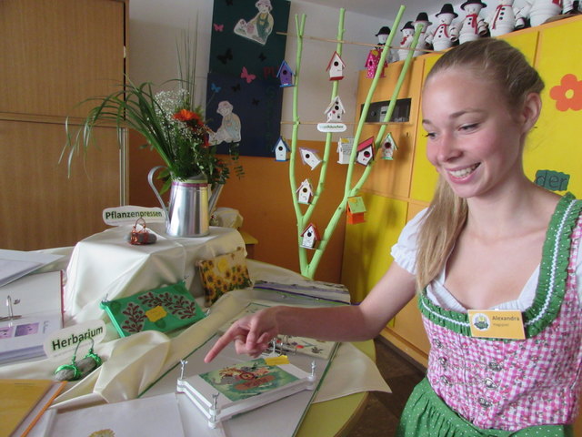 Alexandra Hagspiel aus Fendels zeigt, was sie alles gemacht haben.