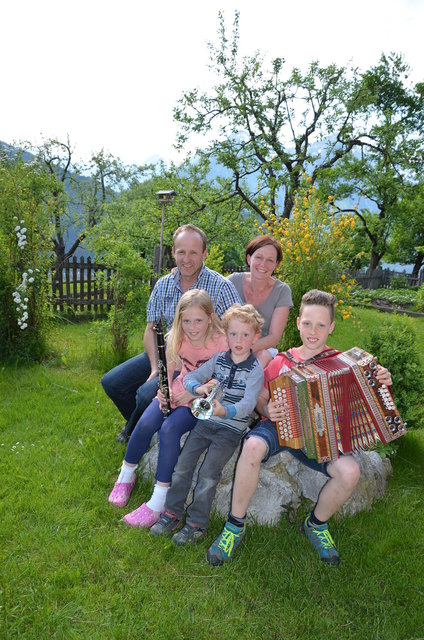 Sepp und Michaela mit den Kindern Annika, Joseph und Jakob.