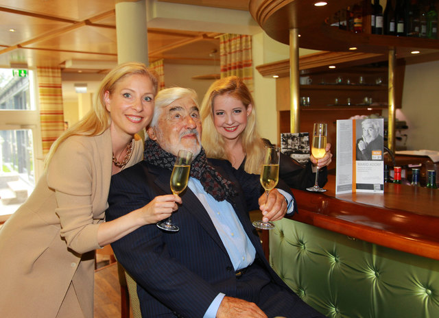 Die Gastgeberin mit Mario Adorf und Iva Schell | Foto: Ronacher/Krainz