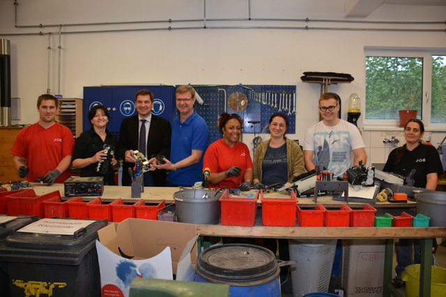 Thomas Fleischanderl (4.v.l.) und seine "J.O.B-ler" zeigen Werner Krammer (3.v.l.) das Vorgehen bei der Elektroaltgerätezerlegung. | Foto: Magistrat Waidhofen