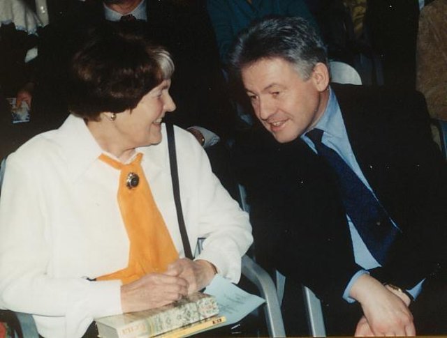 Prof. Käthe Recheis mit Dr. Josef Pühringer bei der Ehrung anläßlich des 70. Geburtstages am 13. März 1998 in Hörsching