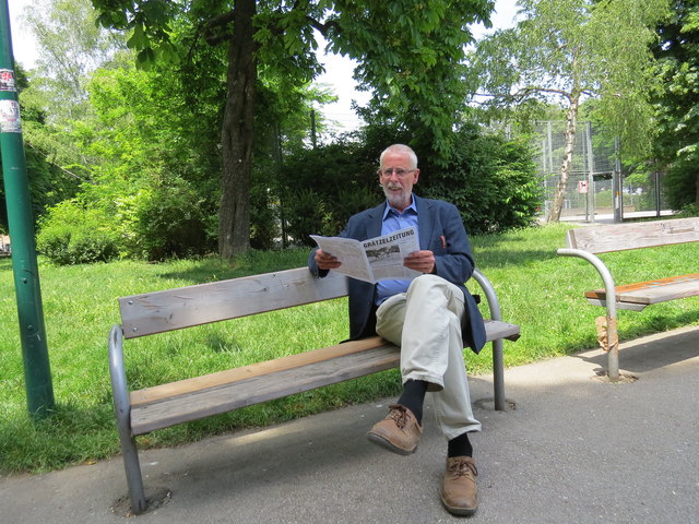 Orte zum Entspannen und in Ruhe seine Zeitung zu lesen, gibt es in Zwischenbrücken viele – Martin Forstner liest seine Zeitung im Allerheiligenpark.