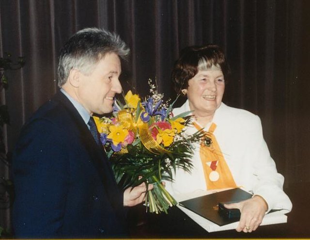 Prof. Käthe Recheis mit Dr. Josef Pühringer bei der Ehrung anläßlich des 70. Geburtstages am 13. März 1998 in Hörsching