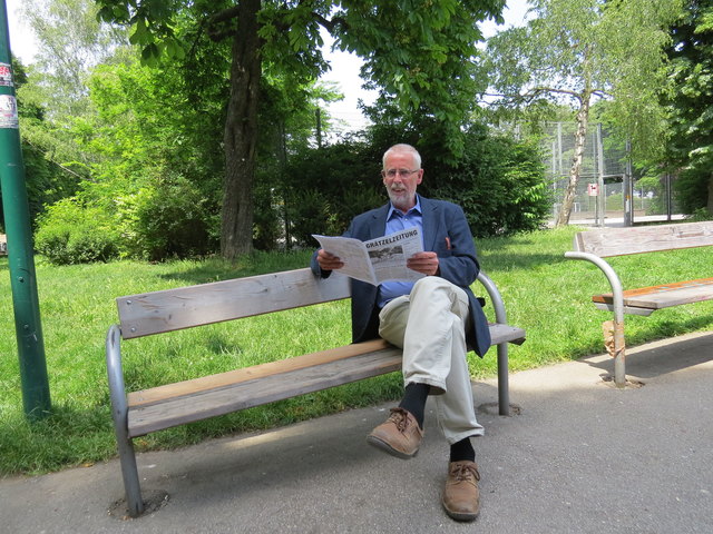 Orte zum Entspannen und in Ruhe seine Zeitung zu lesen, gibt es in Zwischenbrücken viele – Martin Forstner liest seine Zeitung im Allerheiligenpark.