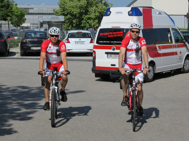 Zwei erfahrene Notfallsanitäter waren während der Sportweltspiele mit dem Fahrrad im Einsatz. | Foto: Rotes Kreuz