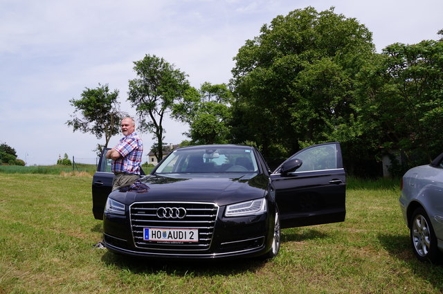 Der frisch Vermählte, Millionär Klaus Sch., mit einem Audi a8 (130.000 €) für seine Herzallerliebste.