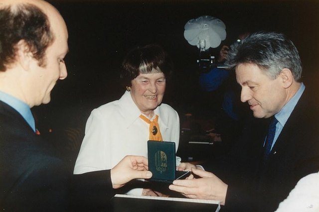 Prof. Käthe Recheis mit Dr. Josef Pühringer und Dr. Paul Lehner(Kulturabteilung des Landes OÖ.) bei der Ehrung anläßlich des 70. Geburtstages am 13. März 1998 in Hörsching