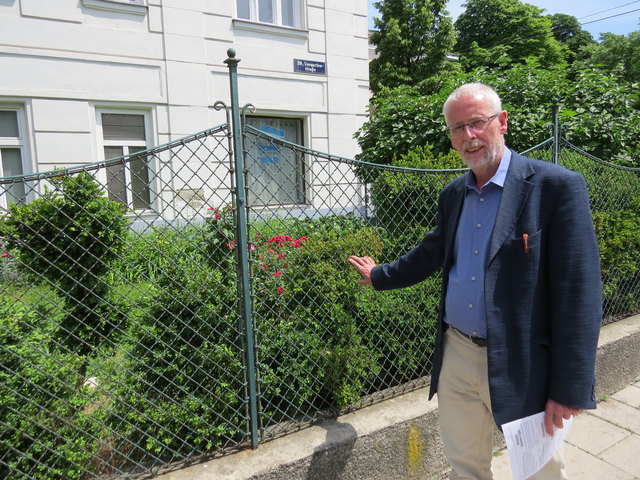 Martin Forstner zeigt einen der vielen Vorgärten in Zwischenbrücken, die mit viel Liebe gepflegt und gehegt werden.