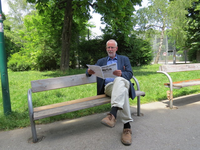 Orte zum Entspannen und in Ruhe seine Zeitung zu lesen, gibt es in Zwischenbrücken viele – Martin Forstner liest seine Zeitung im Allerheiligenpark.