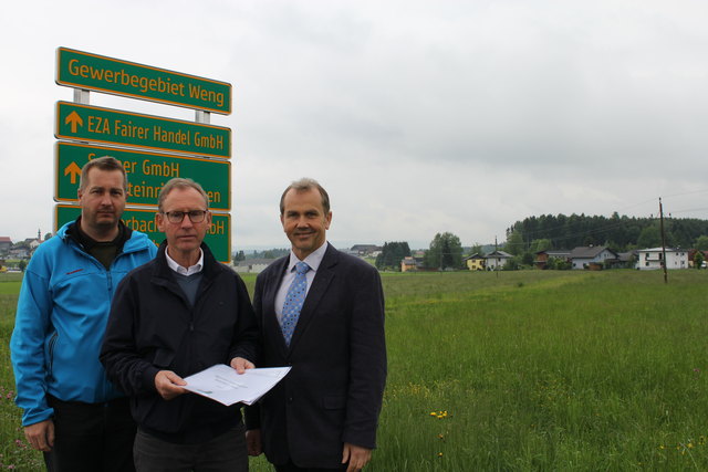 Von links: Ing. Gerold Daxecker (Geschäftsführer), Dr. Josef Guggenberger (Obmann), Wolfgang Wagner (Bürgermeister der Gemeinde Köstendorf) vor dem zukünftigen regionalen Gewerbegebiet | Foto: RVSS