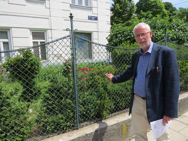 Martin Forstner zeigt einen der vielen Vorgärten in Zwischenbrücken, die mit viel Liebe gepflegt und gehegt werden.
