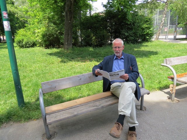 Orte zum Entspannen und in Ruhe seine Zeitung zu lesen, gibt es in Zwischenbrücken viele – Martin Forstner liest seine Zeitung im Allerheiligenpark.