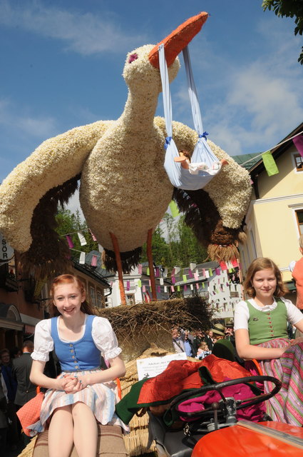 Julia und Jasmin mit Adebar, dem Storch – er landete auf Platz eins in der Bewertung von Stadtkorso und Bootskorso.
