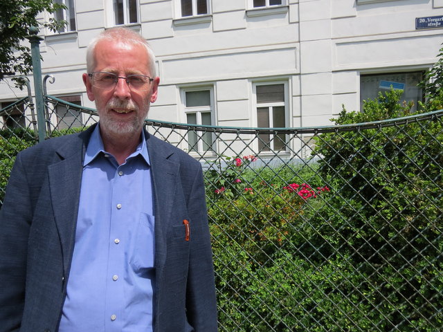 Martin Forstner zeigt einen der vielen Vorgärten in Zwischenbrücken, die mit viel Liebe gepflegt und gehegt werden.