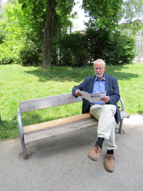 Orte zum Entspannen und in Ruhe seine Zeitung zu lesen, gibt es in Zwischenbrücken viele – Martin Forstner liest seine Zeitung im Allerheiligenpark.