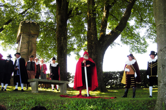 Das Frankenburger Würfelspiel wird am Originalschauplatz, dem Haushamerfeld in Pfaffing, nachgespielt. | Foto: Würfelspielgemeinde