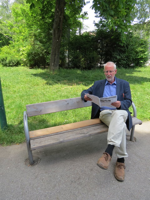 Orte zum Entspannen und in Ruhe seine Zeitung zu lesen, gibt es in Zwischenbrücken viele – Martin Forstner liest seine Zeitung im Allerheiligenpark.