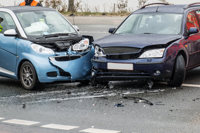 Bei einem Verkehrsunfall auf der B133, Theninger Straße in Kirchberg-Thening, wurden vier Personen verletzt. | Foto: benjaminnolte - Fotolia_com