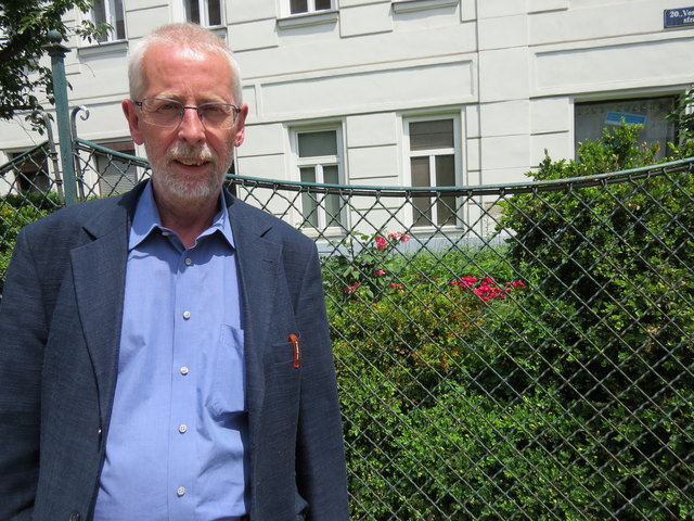 Martin Forstner zeigt einen der vielen Vorgärten in Zwischenbrücken, die mit viel Liebe gepflegt und gehegt werden.