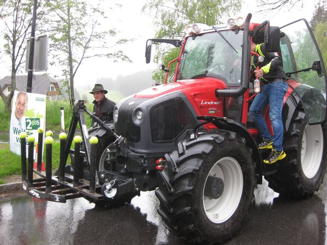 Beim Traktorgeschicklichkeitsfahren galt es, keine Bälle an der Fronthydraulik zu verlieren. | Foto: KK