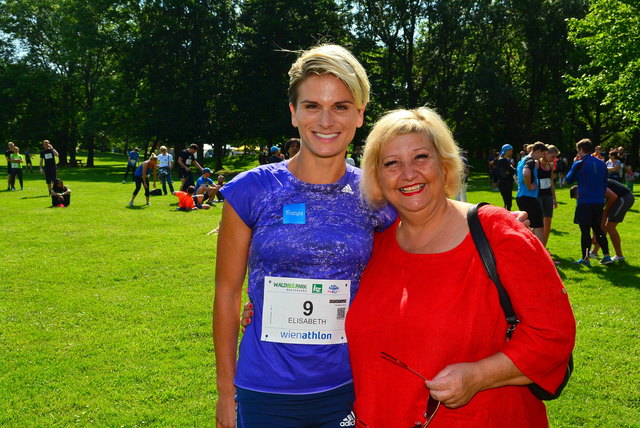 Elisabeth Niedereder, 800 Meter Staatsmeisterin, Gewinnerin der Damen Wertung und Martina Malyar, Bezirksvorsteherin Alsergrung