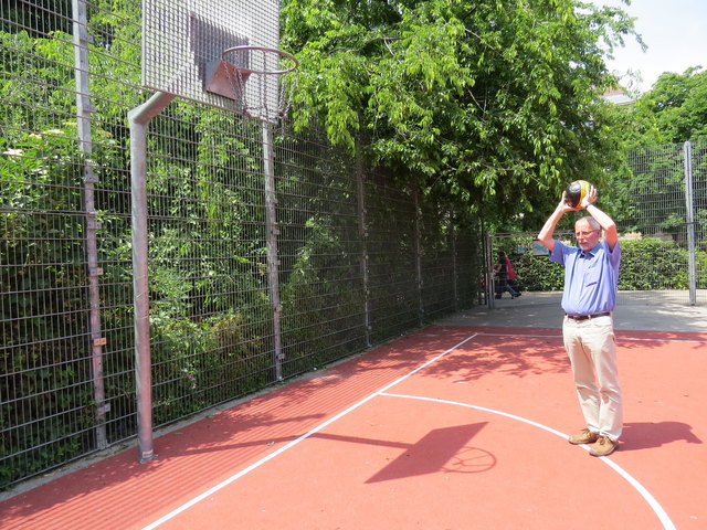 Der neue Bodenbelag beim Basketballfeld am Allerheiligenpark lädt auch Martin Forstner zum Spielen ein.