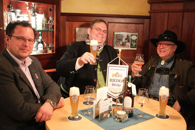 Braumeister Josef Niklas (Rieder Bier), Karl Zuser jun. und Bierpapst Conrad Seidl stoßen auf die Auszeichnung an. | Foto: Biergasthof Riedberg