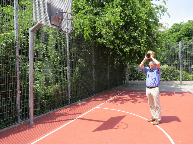 Der neue Bodenbelag beim Basketballfeld am Allerheiligenpark lädt auch Martin Forstner zum Spielen ein.