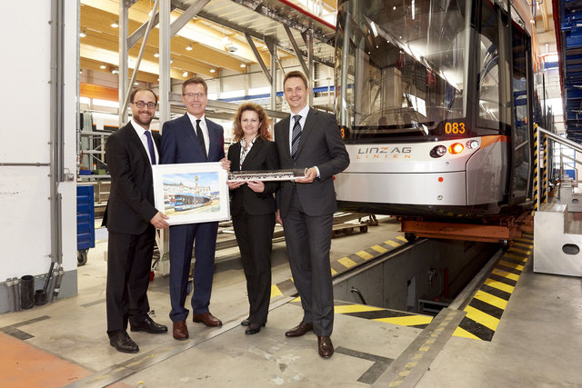 V.l.: Germar Wacker (Vorsitz Aufsichtsrat Bombardier), Albert Waldhör, Jutta Rinner, Carsten Bopp (Bombardier). | Foto: Linz AG