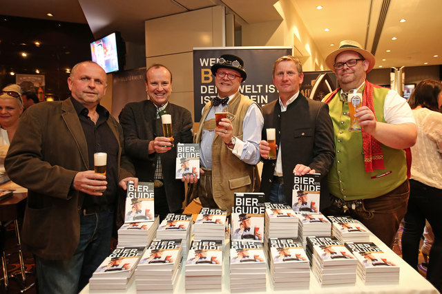 Die vier ausgezeichneten 5-Krügerlwirte: Gerhard Rudelstorfer (Foxis Schlosstaverne), Karl Schiffner (Biergasthaus Schiffner), Martin Gallistl (Pöstlingberg Schlössl) und Karl Zuser jun. mit Bierpapst Conrad Seidl (Mitte). | Foto: medianet AG/APA-Fotoservice/Hartl