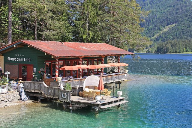 das Hotel "Ronacherfels"