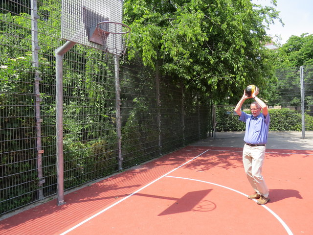 Der neue Bodenbelag beim Basketballfeld am Allerheiligenpark lädt auch Martin Forstner zum Spielen ein.