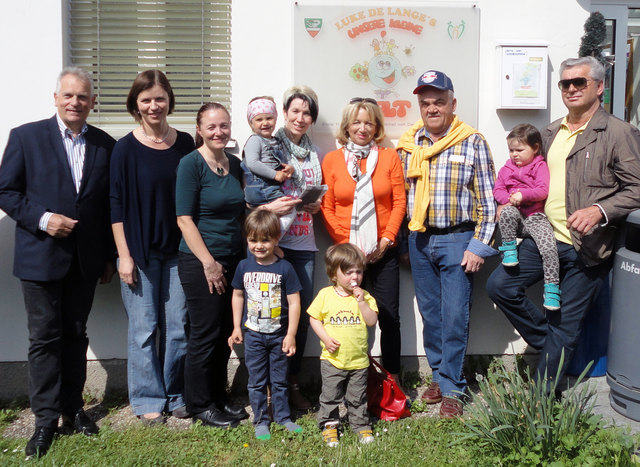 Im Bild v. l.: BR Gottfried Kneifel; Obfrau Familienbund-Stadtgruppe Enns, Rita Sengseis-Spindler; Bereichsleitung Familienbundzentren, Gabi Grillberger; Leiterin Familienbundzentrum Enns, Claudia Leonhartsberger mit Maxie; Schirmherrin Margriet de Lange; Alois Loimayr, Johann Stöckler mit Mara, Noris und Ben