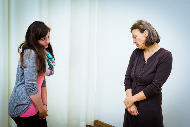 Auch nicht! Selbstbehauptungsexpertin Andrea Hochegger (rechts) übt mit Frauen eine gute, selbstbewusste Körpersprache: Wer zum Beispiel bedrängt wird, sollte sich nicht zaghaft zurückziehen. | Foto: geopho.com